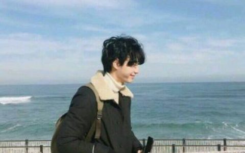 总会有个人温暖你的世界(抖阴个性情侣头像单人的两张清新甜美)