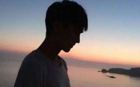 掐一把脸再吻下眉间(男生霸气头像超拽轻狂图片大全)