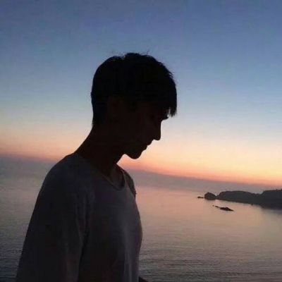 掐一把脸再吻下眉间(男生霸气头像超拽轻狂图片大全)