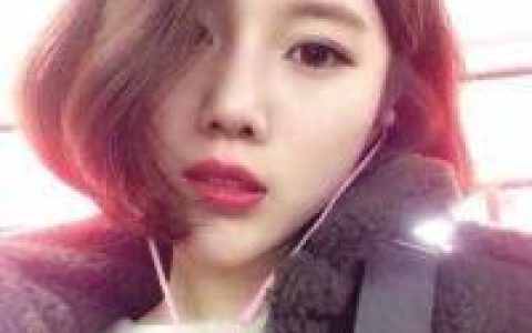 喜欢说着笑话自己先笑出声的女生(短发女生头像小清新)