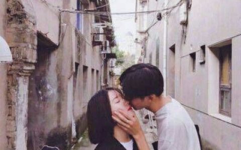 我只是个多余的人(亲密幸福情侣微博头像一对两张对一无二)