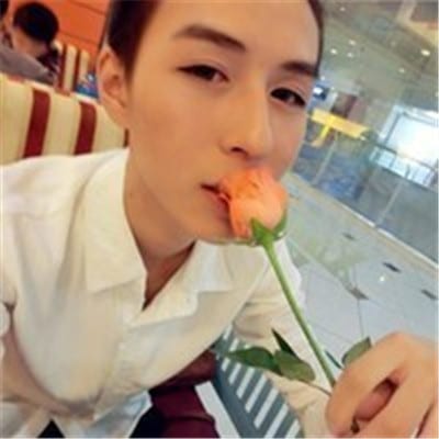 晚一点遇见你余生都是你(男生手拿玫瑰花抖阴头像图片)