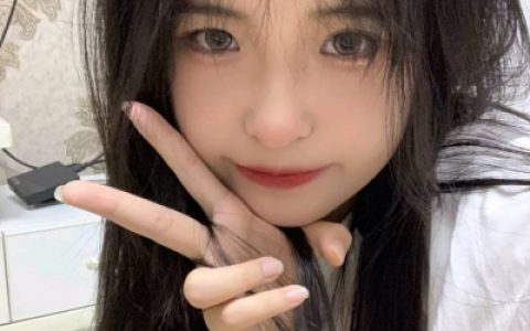 带一束花去见喜欢的人吧(超级纯的很少女的好看女生头像)