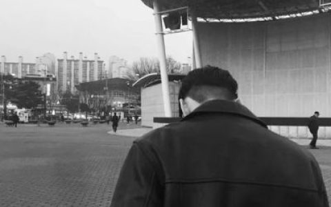 一整瓶的梦境全都有你(扣扣男生黑白头像伤感十足)