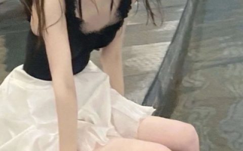 倚在夏日的清凉处想拥有一段静美的时光(高级气质有品位的抖阴女生头像)