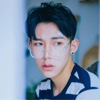 高冷帅气的男生戴眼镜图片(超帅气超冷酷的男生头像戴眼镜)
