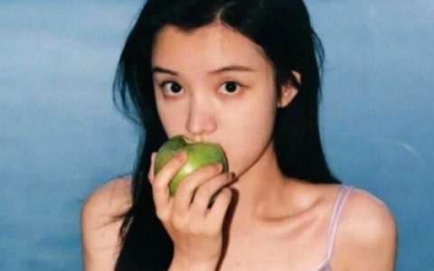 在别人的故事里流着自己的眼泪(个性唯美复古女生QQ抖阴头像)