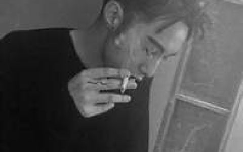 黑白系列男生伤感高冷头像(最新的男生头像伤感孤独大全)