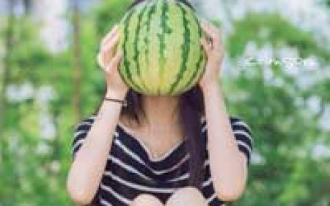 带西瓜的女生微博头像(暑期最红头像)