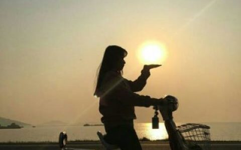 笑对现实的无奈(最新最好看的唯美情侣背影头像一男一女)