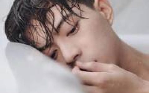 从来不用回忆因为你不曾远离(抖阴男生头像简单清新黑白)