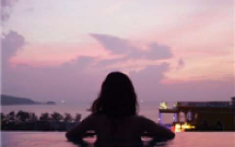这感情若即若离(唯美逆光少女头像高清版)
