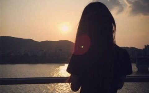 爱是凭感觉不是凭性别(落寞情侣背影头像男生女生各一张)