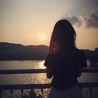 爱是凭感觉不是凭性别(落寞情侣背影头像男生女生各一张)