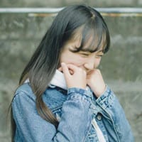 你看不到我的光芒我又何必再勉强(清新漂亮的女生头像)