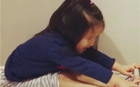可爱萌娃情侣头像一对两张(呆萌小孩情侣头像一左一右)