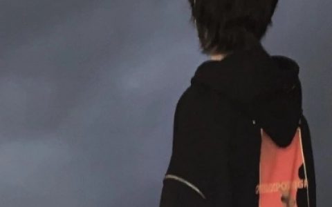 走过的路别回头相逢的人会再相逢(ins风黑色系男生不露脸的真人头像)