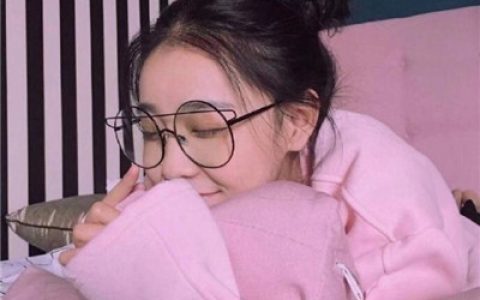 遇见错的人比孤独更可怕(可爱女生头像戴眼镜小清新高清图片)