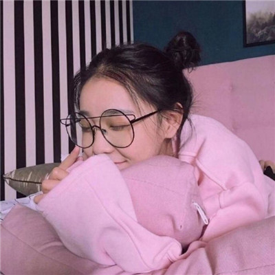遇见错的人比孤独更可怕(可爱女生头像戴眼镜小清新高清图片)