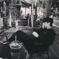以为你都懂所以不说痛(扣扣头像男生黑白图片帅气最新)