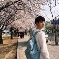 一句再见两个世界(头像男生帅气背影不带字头像图片网精选)