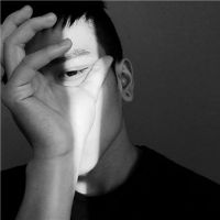 你朝我伸出手的时候(男生头像欧美复古潮流图片今日最新)
