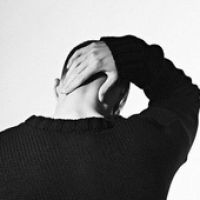 思念已成烟被吹散(抖阴头像男生背影黑白伤感落寞的)