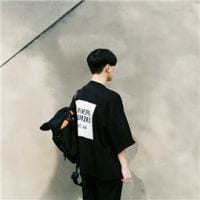 阳光切割了记忆的角度(抖阴头像男生背影背书包的最新版)