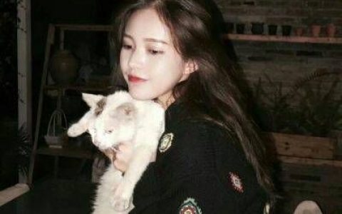 喜爱小动物的可爱女生合照头像(甜美女生抱宠物的可爱头像)
