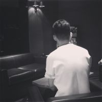 穷极一生做不完一场梦(孤独男生黑白意境头像)