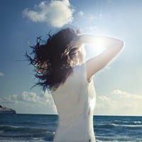 唯美女生海边意境头像_我最在乎的人不会让我哭