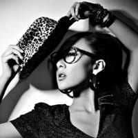 妖娆黑白女生凄美抖阴头像_黑白世界难分真假