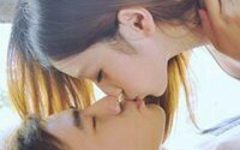 情人节秀恩爱kiss头像(情侣头像一张两个人接吻)
