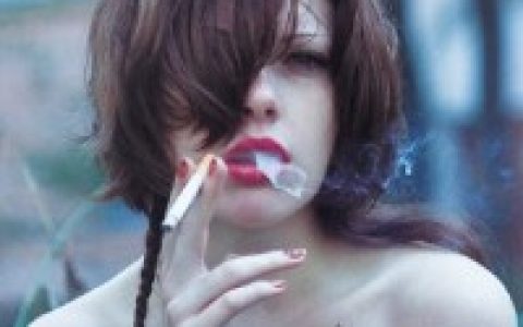 另类Feel女生头像_梦有黑白彩色之分