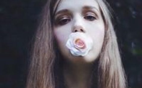 牵着你的时候总感觉很骄傲(唯美欧美情侣头像两张分开的)