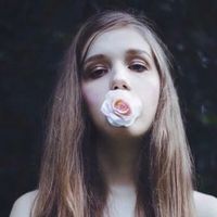 牵着你的时候总感觉很骄傲(唯美欧美情侣头像两张分开的)