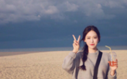 红颜弹指老刹那芳华(韩范长发少女街拍好看的头像)