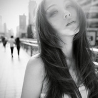 适合单身的黑白抖阴女生头像_我假装微笑