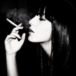 我强忍欢笑(黑白女生QQ头像)