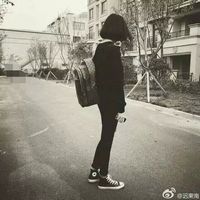 相爱吧趁我们还爱(抖阴头像情侣一对两张背影背书包)