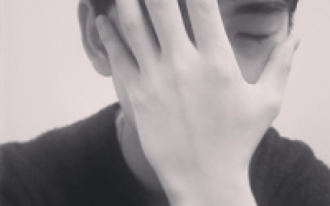 你应该庆幸的是时光与我都在你身边(心烦意乱的伤感男生头像)