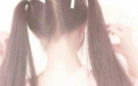 深爱之人藏心不挂嘴(超可爱俏皮双马尾女生背影头像)