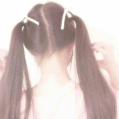 深爱之人藏心不挂嘴(超可爱俏皮双马尾女生背影头像)