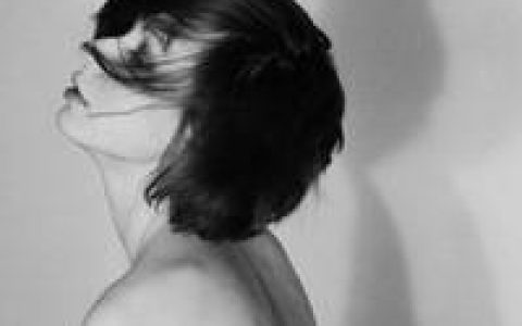 黑白伤感男生女生头像_当流泪流下来才知道心事真的痛了