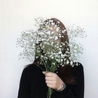 谁在微笑里彷徨忘了忧伤(小清新系列手里捧花的女生头像)