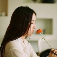 爱是一瞬间的怦然心动(美女鲜花唯美小清新头像)