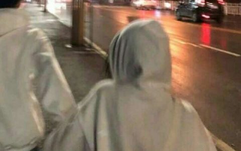 夕阳被揉碎跃入无尽人海(情侣头像一男一女情头真人甜蜜版)
