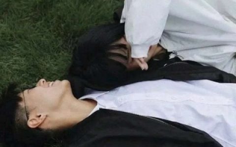 所有不被珍爱的人生都应该高傲地绝版(超级甜蜜的双人情侣头像一人一张)