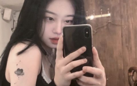 再这样失眠下去我就搬到月亮那住​​​​(魅力十足的很有氛围的真人女生头像)