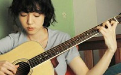 眯着眼睛单曲循环心里想念(甜蜜幸福情侣头像一对)